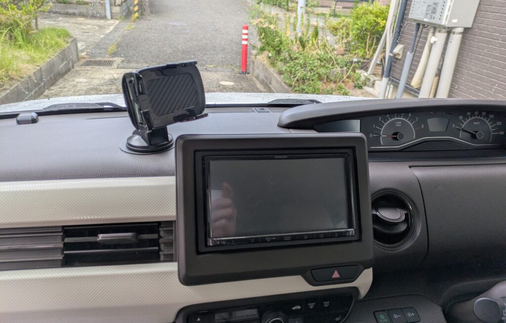 ホンダN-BOXのダッシュボードとカーナビ・スマホホルダー