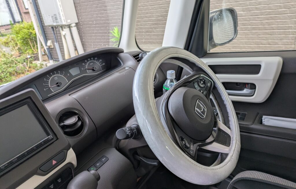 ホンダN-BOXの運転席とステアリング・メーターパネル