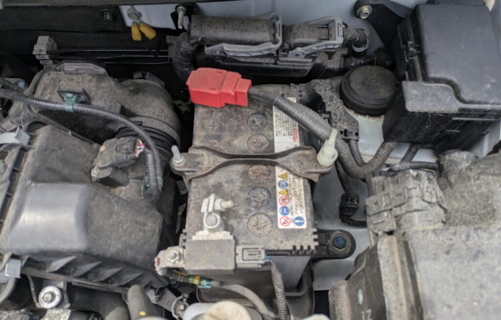ホンダN-BOXのエンジンルーム内にある12Vバッテリー周辺