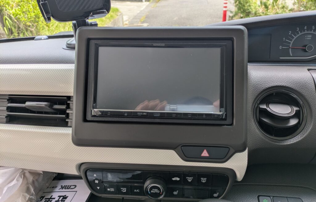 ホンダN-BOXに装着されたKENWOOD製カーナビとダッシュボード