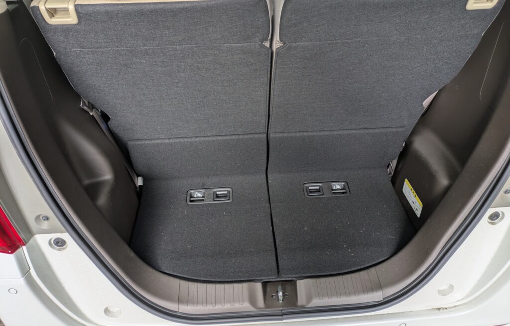 ホンダN-BOXのリアシート背面と荷室・ラゲッジスペース