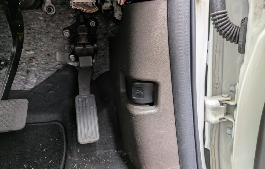 N-BOXの運転席足元にあるアクセルとブレーキペダル
