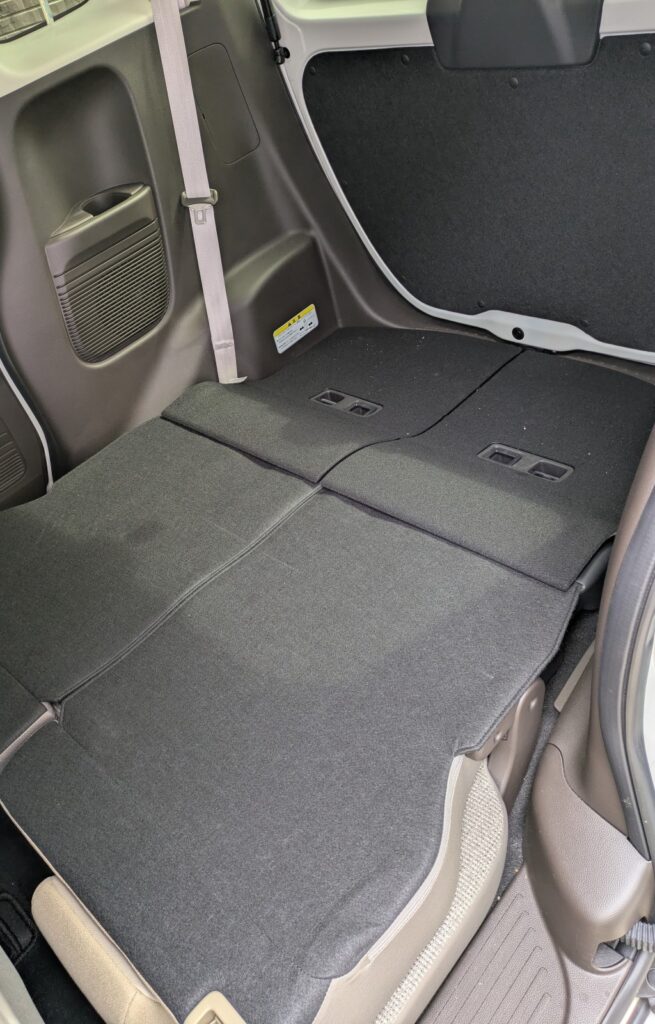 N-BOXの後席を倒して広げた荷室と室内サイズ