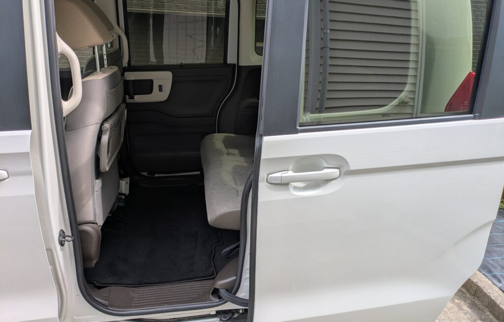 スライドドアを開けたN-BOXの後席乗降口の参考写真
