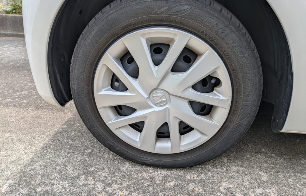 N-BOXのタイヤ側面と純正ホイールカバーを写した参考写真