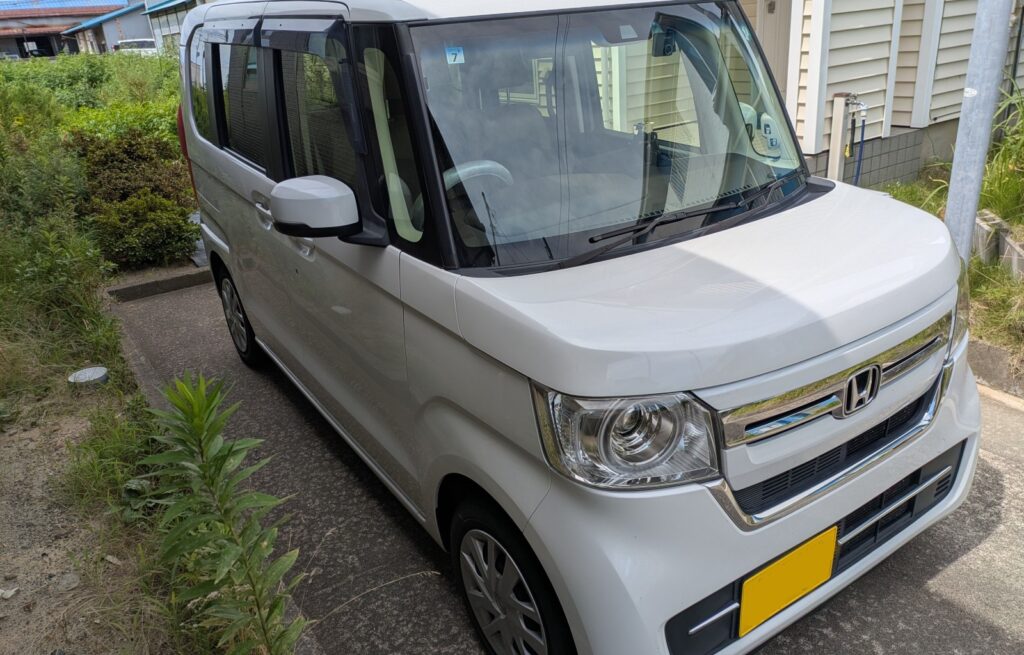 ホンダN-BOX白のフロント斜め前から見たボディ外観