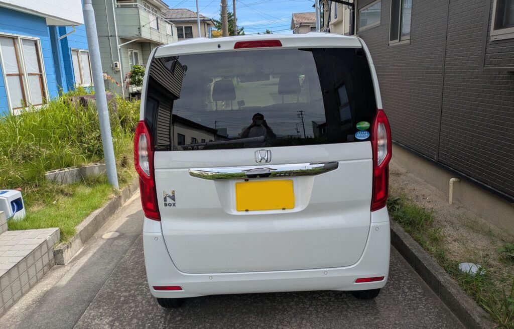 ホワイトのN-BOXを真後ろから見た外観