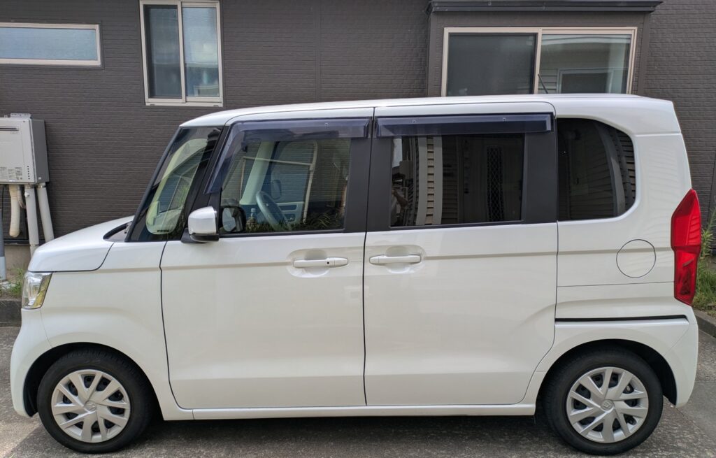 N-BOXの全長と全高を確認しやすい白い車体の真横外観