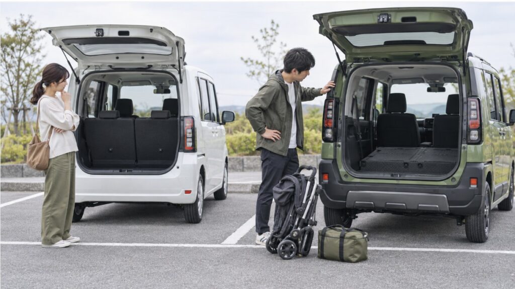 通常N-BOXとN-BOX JOYの荷室をベビーカーや荷物で比較するイメージ